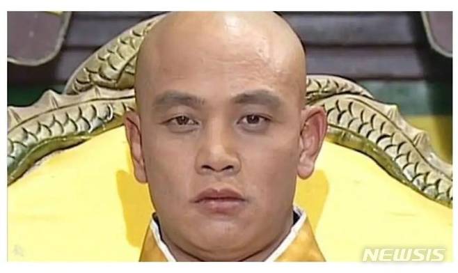 [서울=뉴시스]삼성 인공지능 기능으로 드라마 '태조 왕건' 등장인물 궁예의 안대 부분을 지운 모습. (사진=온라인 커뮤니티 루리웹)