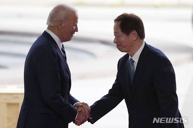 [피닉스=AP/뉴시스] 조 바이든 미국 대통령이 6일(현지시간) 애리조나주 피닉스에 있는 대만 반도체 제조회사 TSMC 공장 건설 현장을 방문해 마크 리우 회장과 악수하고 있다. 바이든 대통령은 이날 "미국의 미래에 지금보다 더 낙관적인 적이 없다. 우리는 더 나은 미국을 만들고 있다"라고 말했다. 2022.12.07.