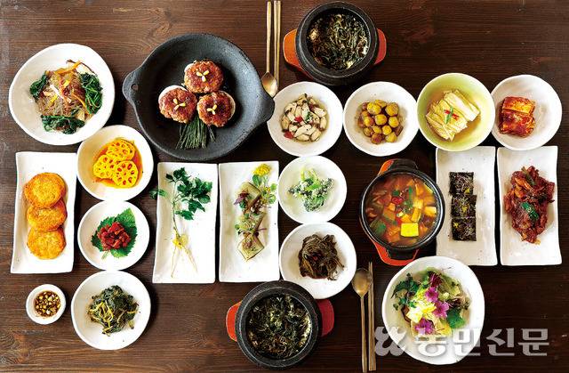 보기만 해도 건강해지는 경북 상주의 뽕잎한상. 뽕잎돌솥밥에 함께 나온 뽕잎 반찬을 한번씩 곁들여 먹으면 밥 한 공기가 부족하다. 상주=김원철 프리랜서 기자