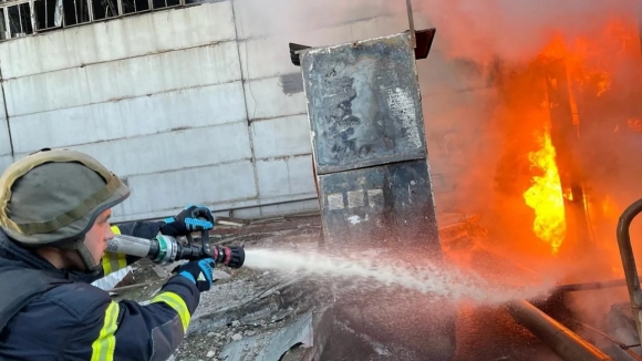 지난 11일 러시아의 공습으로 화재가 발생한 우크라이나의 한 전력시설을 소방관이 진화하고 있다.