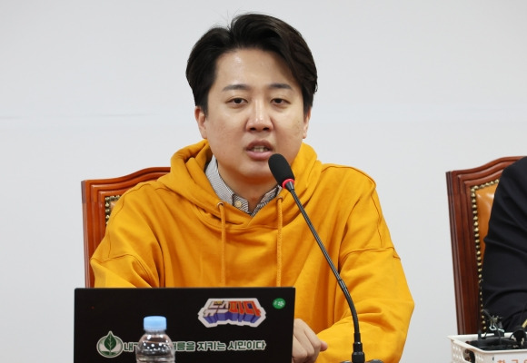발언하는 이준석 대표 - 개혁신당 이준석 대표가 11일 국회에서 열린 개혁신당 중앙선거대책위원회 해단식에서 발언하고 있다.  연합뉴스