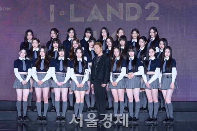 가수 빅뱅(BIGBANG) 태양과 출연자들이 12일 오전 서울 성동구 에스팩토리 D동에서 진행된 ‘아이랜드2(I-LAND2) : N/a’(이하 ‘아이랜드2’) 제작발표회에서 포즈를 취하고 있다. 김규빈 기자 2024.04.12