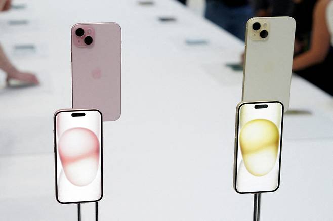 애플은 올가을부터 아이폰 일부 기종에 대해 새 정품이 아닌 중고 부품으로도 수리를 할 수 있게 됐다고 11일(현지 시각) 밝혔다. ⓒ로이터=연합뉴스