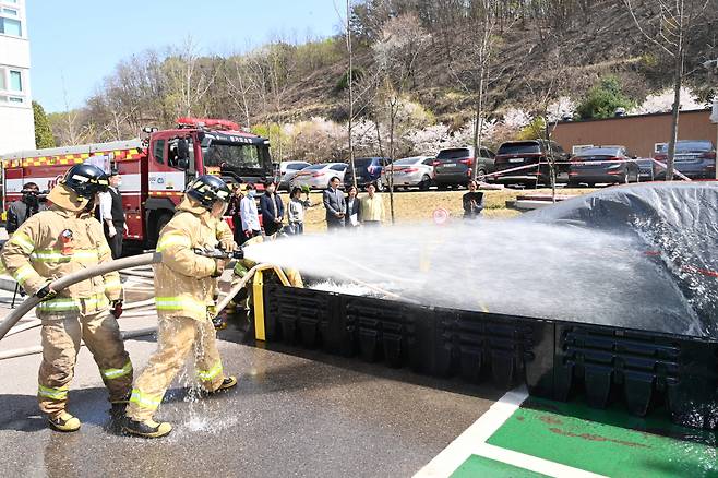 경기도청 북부청사와 의정부소방서는 지난 9일 전기 자동차 화재 진압 대비 훈련을 실시했다. ⓒ경기도 제공