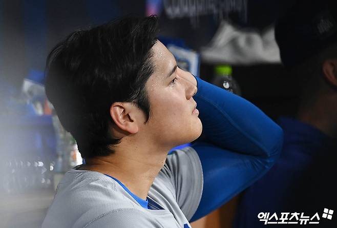 불법 도박 채무를 갚기 위해 미국프로야구(MLB) 슈퍼스타 오타니 쇼헤이 돈에 손을 댔다가 해고된 통역사 미즈하라 잇페이가 미국 연방 검찰에 의해 은행 사기 혐의로 기소됐다. 연방 검사 마틴 에스트라다는 11일 미즈하라가 자신의 스포츠 도박 비용을 지불하기 위해 오타니의 은행 계좌에서 1600만 달러(약 219억원) 이상을 절취했고, 오타니의 은행 계좌에 접근하기 위해 은행 측에 거짓말을 했다며 미즈하라를 기소했다고 밝혔다. 조사 과정에서 오타니에 대한 별다른 혐의점은 나오질 않았다. 사진은 지난달 서울시리즈에서 오타니가 휴식을 취하는 모습이다. 엑스포츠뉴스DB