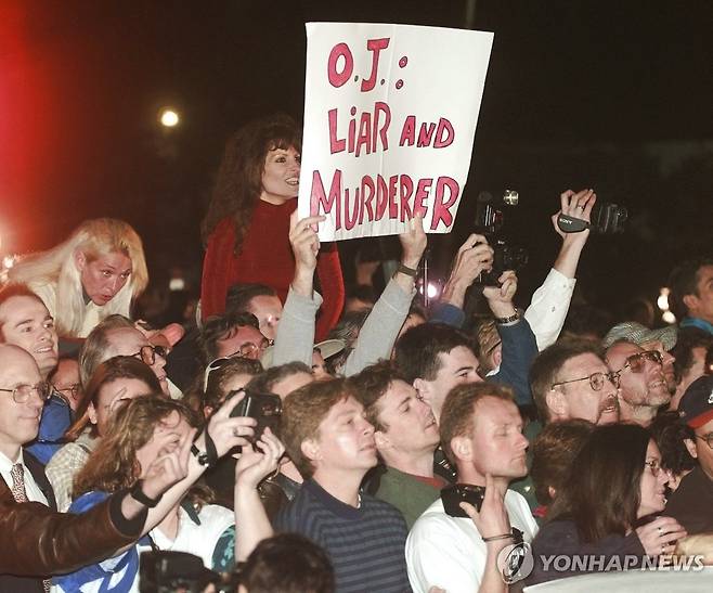 1997년 2월 LA 법원 앞에서 O.J. 심슨이 유죄라고 주장하는 사람들 [AP 연합뉴스 자료사진. 재판매 및 DB 금지]