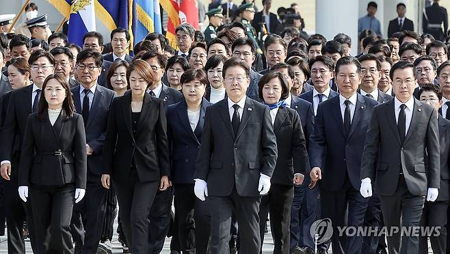 22대 총선 당선인들과 국립현충원 찾은 이재명 대표 (서울=연합뉴스) 신준희 기자 = 더불어민주당 이재명 대표와 더불어민주연합 윤영덕, 백승아 공동대표가 12일 오전 22대 총선 당선인들과 서울 동작구 국립서울현충원을 찾아 참배하기 위해 이동하고 있다. 2024.4.12 [공동취재] hama@yna.co.kr