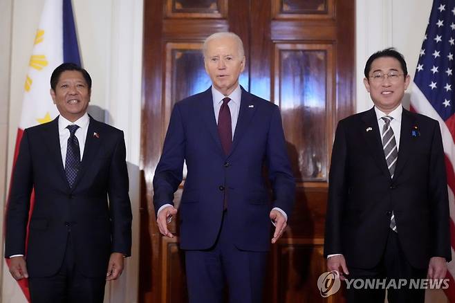 첫 3국 정상회의 가진 미·일·필리핀 정상 (워싱턴 AP=연합뉴스) 조 바이든 미국 대통령(가운데)이 11일(현지시간) 워싱턴 DC 백악관 이스트룸에서 기시다 후미오 일본 총리(오른쪽), 페르디난드 마르코스 주니어 필리핀 대통령과 3국 정상회의를 하기에 앞서 발언하고 있다. 이날 바이든 대통령은 "일본과 필리핀을 향한 미국의 방위 공약은 철통같다"고 말했다. 2024.04.12 passion@yna.co.kr