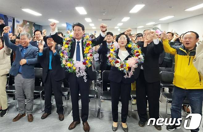 조인철 더불어민주당 광주 서구갑 국회의원 후보가 10일 오후 광주 선거사무소에서 22대 총선 개표 결과 당선이 확정되자 지지자들과 환호하고 있다.(조인철 캠프 제공)2024.4.10/뉴스1