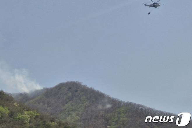 13일 오전 11시 15분쯤 경북 영천시 임고면 한 야산에서 불이 나 산림당국이 헬기로 진화작업을 펼치고 있다. 산불은 40분 만에 진화됐다. (산림청 제공)