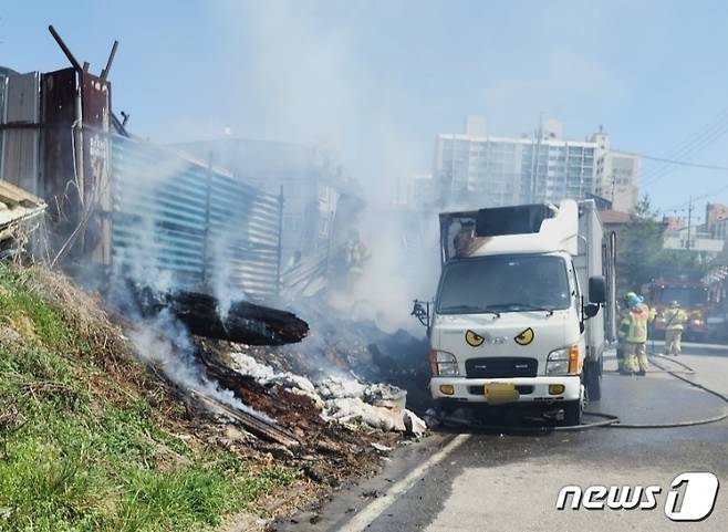 13일 오전 인천시 서구 불로동의 한 야적장에서 불이 나 인근 주차돼 있던 차량 3대가 불에 타거나 그을리는 등 재산피해가 발생했다.(인천소방본부 제공)/뉴스1