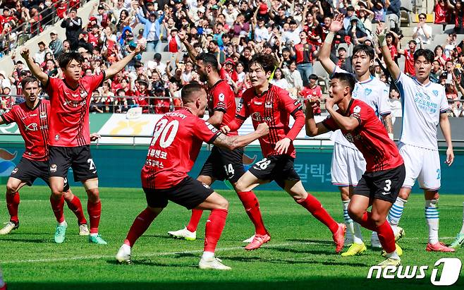 13일 오후 서울 마포구 월드컵경기장에서 열린 '프로축구 하나은행 K리그1 2024 7라운드' FC서울과 포항 스틸러스의 경기 전반전, 서울 손승범이 동점골을 넣은 뒤 기뻐하고 있다. 2024.4.13/뉴스1 ⓒ News1 안은나 기자