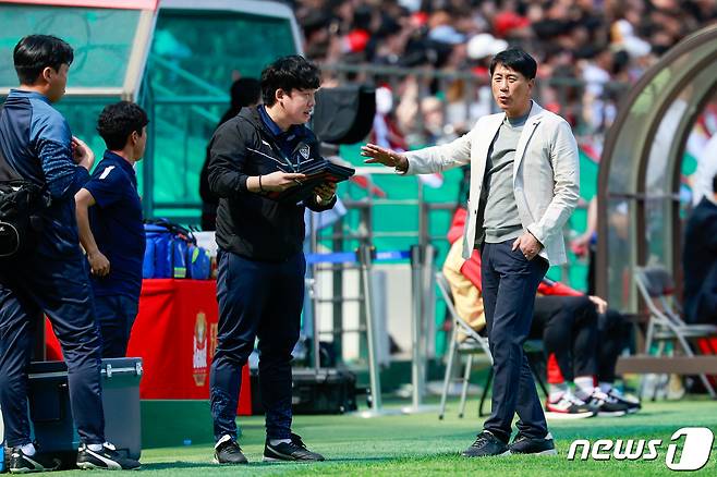 13일 오후 서울 마포구 월드컵경기장에서 열린 '프로축구 하나은행 K리그1 2024 7라운드' FC서울과 포항 스틸러스의 경기 전반전, 포항 박태하 감독이 작전지시를 하고 있다. 2024.4.13/뉴스1 ⓒ News1 안은나 기자