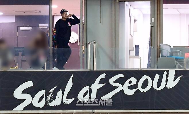 무릎 부상으로 출전 선수 명단에 제외된 FC서울의 제시 린가드가 3일 서울월드컵경기장에서 열린 2024 K리그1 김천 상무와 경기 중 스카이박스에서 동료들의 플레이를 지켜보고 있다. 2024. 4. 3. 박진업 기자 upandup@sportsseoul.com