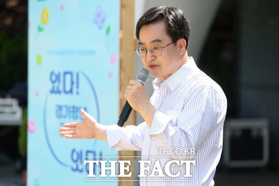 김동연 경기도지사는 13일 옛 경기도지사 공관인 도담소에 열린 경기도 청년공동체 25팀 출범 출범식에서 "우리 청년들이 다 행복했으면 좋겠지만 우리 사회, 기성세대, 제도, 정치 등이 그렇게 못 만들고 있다"며 "더 많은 기회, 더 고른 기회, 더 나은 기회가 주어진다면 청년, 도민, 국민 전부 행복할 수 있다"고 말했다./경기