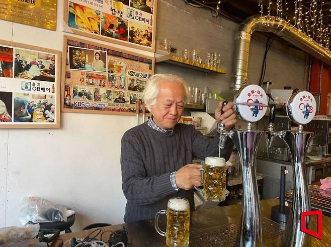 을지OB베어 최수영 사장(69)이 손님들에게 나갈 맥주를 준비하고 있다. 사진=김진선 기자