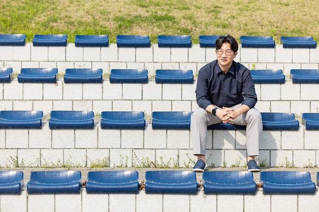2014년 세월호 생존자이자 2015년 목함지뢰 용사인 박준호씨가 경기도 동탄의 체육공원에서 생각에 잠겨있다. 세월호와 목함지뢰는 모두 어딘가 고장난 한국의 현실을 상징한다. 그 옆의 많은 빈 자리들처럼, 그는 두 사건 피해자들을 늘 마음에 품고 산다고 했다. /장은주 영상미디어 기자