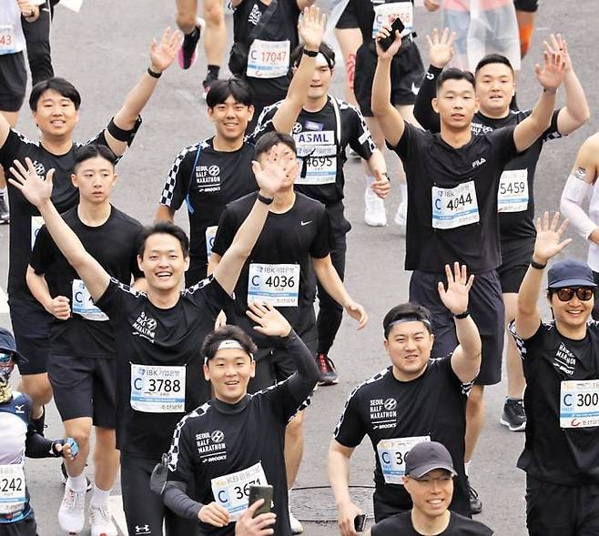 지난해 4월 서울하프마라톤 참가자들이 서울 광화문광장을 출발하는 모습. /이덕훈 기자