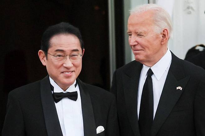 조 바이든(오른쪽) 미국 대통령이 10일(현지시각) 백악관에서 열린 국빈 만찬에서 기시다 후미오 일본 총리를 환영하고 있다./연합뉴스