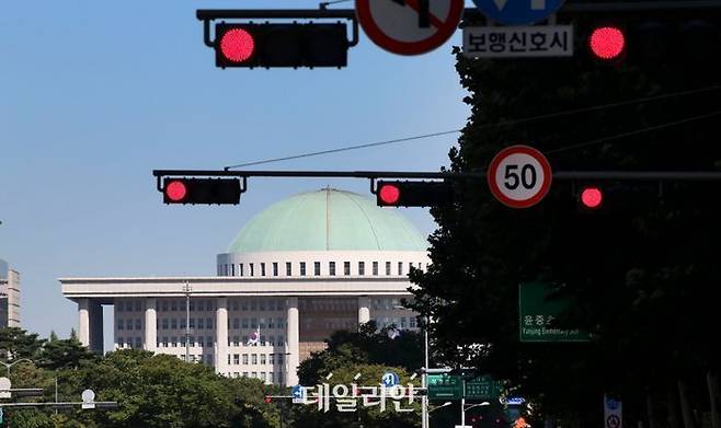 서울 여의도 국회의사당 앞 교통 신호등이 일제히 빨간불을 가리키고 있다. ⓒ데일리안 DB