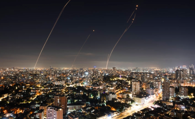 이스라엘군이 11월 5일 아이언돔 방공시스템을 사용해 가자지구에서 발사된 로켓을 요격하고 있다. ⓒAP/뉴시스