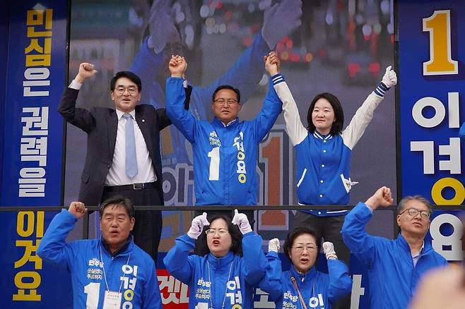 지난 8일 충북 제천·단양의 이경용 민주당 후보를 지원하고 있는 모습. 박용진 SNS 갈무리