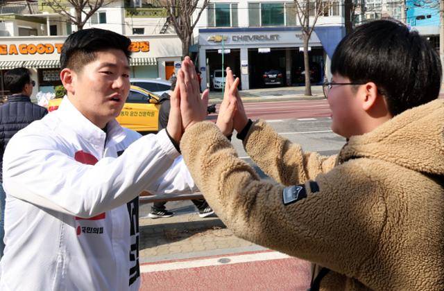 제22대 국회의원선거 김재섭 국민의힘 서울 도봉구갑 후보가 1일 오후 서울 도봉구 창동고등학교 앞에서 하교하는 학생들과 인사를 나누고 있다. 뉴시스