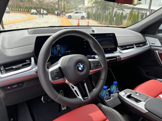 X2 에는 최신 웅연체제인 BMW 오퍼레이팅 시스템9 이 적용된다. BMW OS9은 안드로이드 기반으로 만들어 스마트폰처럼 편안하고 익숙하게 차량 기능을 제어할 수 있다. 강기헌 기자