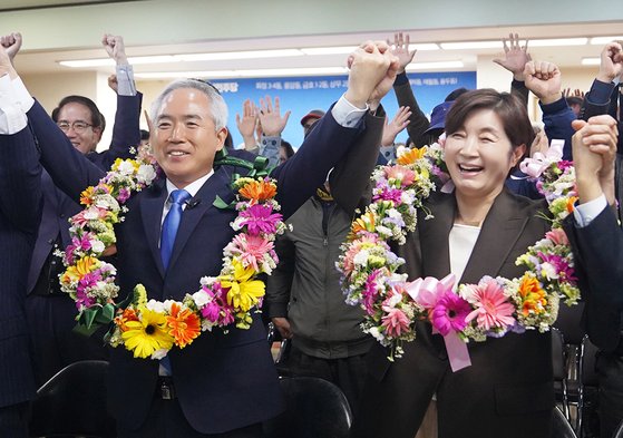 양부남 더불어민주당 광주 서구을 국회의원 당선인이 10일 오후 22대 총선 개표 결과 당선이 확정되자 지지자들과 환호하며 기뻐하고 있다. 양부남 후보 캠프 제공