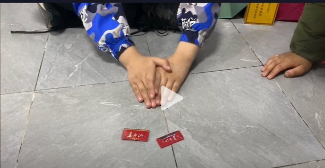 중국 초등학생들이 담배카드 게임을 하는 모습. /틱톡영상 캡처