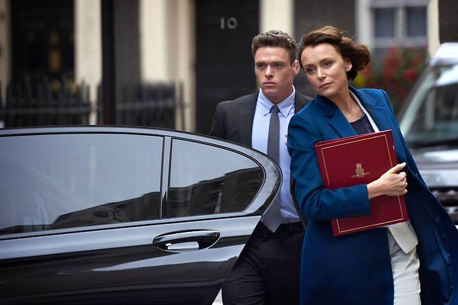 영국 드라마 <보디가드>는 경찰 데이비드 버드(왼쪽)가 내무장관인 줄리아 몬터규(오른쪽)를 경호하는 정치 스릴러다. 넷플릭스 제공