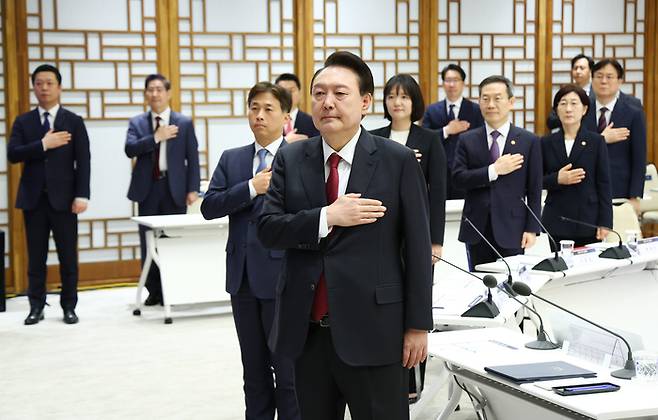 윤석열 대통령이 지난 9일 서울 용산 대통령실 청사에서 열린 반도체 현안 점검회의에 참석해 국기에 경례하고 있다. 대통령실통신사진기자단