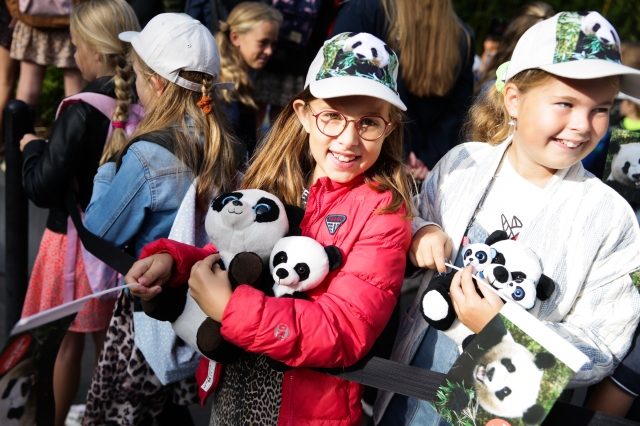 지난해 9월 27일 네덜란드 르헤넌의 동물원에 있던 판다 '판싱'이 중국으로 반환되는 날, 아이들이 환송 행사에 참가하고 있다. 신화뉴시스