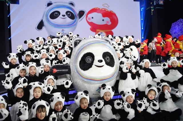 2022년 베이징동계올림픽을 앞두고 2019년 9월 공개된 올림픽 마스코트 빙둔둔을 배경으로 아이들이 포즈를 취하고 있다. 신화뉴시스