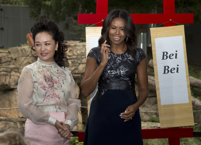 시진핑 중국 국가 주석의 부인 펑리위안 여사가 지난 2015년 9월 25일 미국 방문 기간 중 미셸 오바마 여사와 함께 워싱턴 D.C 스미소니언 국립동물원에서 태어난 판다(베이베이)의 이름을 공개하는 행사에 참석했다. AP뉴시스