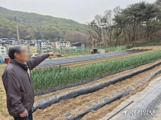 토지주 김교원씨가 국가철도공단이 시행 중인 의왕시 학의동 월곶~판교 복선전철 공사구간 중 수용될 예정인 땅을 가리키고 있다. 임진흥기자