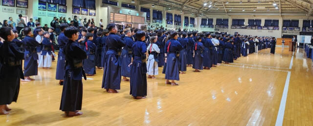 13일 경기도검도수련원에서 열린 제1회 경기도초등학교검도대회 개회식에서 참가 선수들이 국민의례를 하고 있다. 경기도검도회 제공