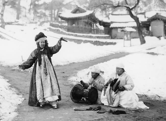 무녀(일제강점기). [국립중앙박물관]