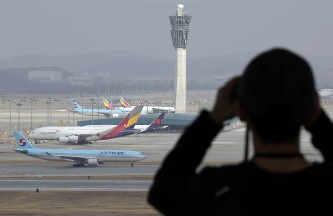 국제유가 상승하면서 항공업계가 긴장하고 있다. 사진은 인천국제공항 전망대에서 바라본 공항 계류장 내 대한항공과 아시아나항공 모습./사진=뉴시스