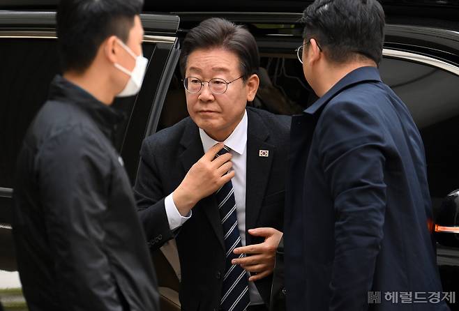 이재명 더불어민주당 대표가 12일 오전 '故김문기·백현동 허위 발언' 공직선거법 위반 혐의'에 관한 재판을 받기 위해 서울중앙지법으로 들어가고 있다. 이상섭 기자