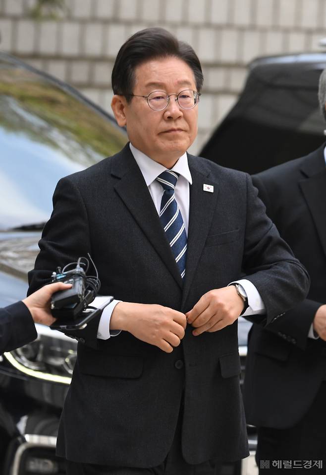 이재명 더불어민주당 대표가 12일 오전 '故김문기·백현동 허위 발언' 공직선거법 위반 혐의'에 관한 재판을 받기 위해 서울중앙지법으로 들어가고 있다. 이상섭 기자