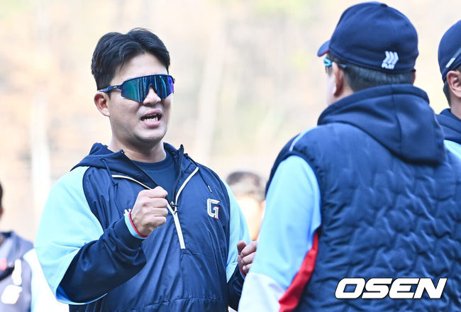 [OSEN=대구, 이석우 기자] 14일 대구 삼성라이온즈파크에서 2024 신한 SOL 뱅크 KBO 리그 삼성 라이온즈와 롯데 자이언츠의 시범경기가 열렸다. 롯데 자이언츠 김태형 감독이 삼성 라이온즈에 7-0으로 완승하고 김민성과 하이파이브를 하고 있다. 2024.03.14 / foto0307@osen.co.kr