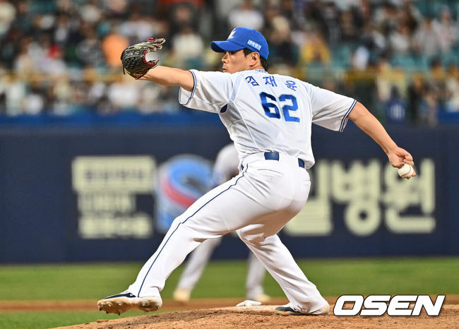 [OSEN=대구, 이석우 기자] 13일 대구 삼성라이온즈파크에서 2024 신한 SOL 뱅크 KBO 리그 삼성 라이온즈와 NC 다이노스의 경기가 열렸다. 삼성은 지난해 10월 왼쪽 어깨 관절와순 수술을 받은 내야수 이재현을 1군에 복귀 시켰으며 선발로 이호성이 출전하고, NC는 3승에 도전하는 하트를 선발로 내고 삼성전 위닝 시리즈를 노린다. 삼성 라이온즈 김재윤이 역투하고 있다. 2024.04.13 / foto0307@osen.co.kr