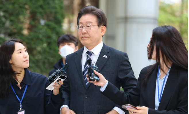 이재명 더불어민주당 대표가 12일 서울 서초구 서울중앙지방법원에서 열린 '故김문기·백현동 허위 발언' 공직선거법 위반 혐의 관련 1심 20차 공판에 출석하며 취재진의 질문을 듣고 있다. 뉴시스