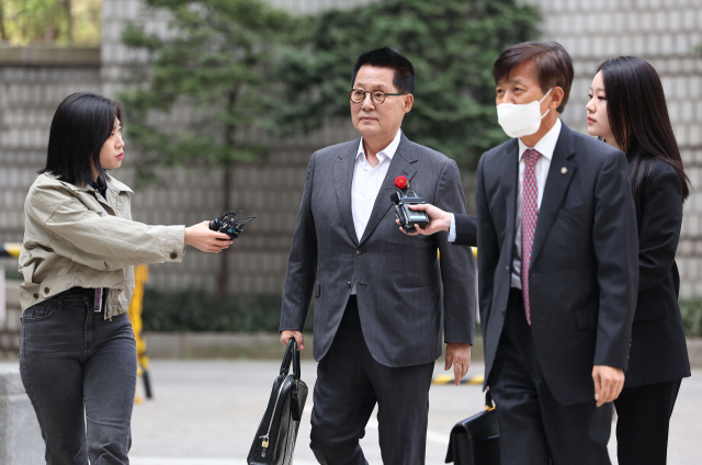 박지원 전 국가정보원장이 12일 서울 서초구 서울중앙지방법원에서 열린 '서해 공무원 피살 사건' 관련 속행공판에 출석하고 있다. /연합뉴스