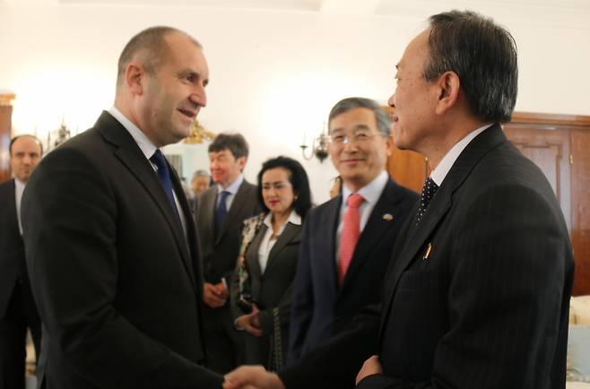 12일(현지 시각) 불가리아 수도 소피아에 있는 한국대사관저에서 열린 불가리아 대통령 초청 아시아 국가 대사 오찬 모임에서 루멘 라데프 불가리아 대통령이 차건일 북한대사와 인사하고 있다. 가운데는 신부남 주 불가리아 한국대사 ⓒ연합뉴스