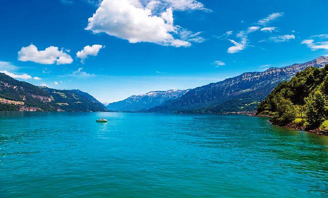 알프스 빙하가 녹아 만들어진 호수 툰. [GETTYIMAGES]