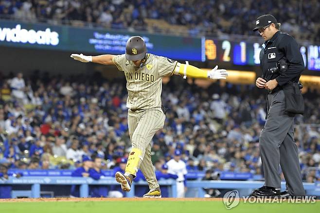 홈런 치고 두 팔을 벌려 홈을 밟는 김하성  [AP=연합뉴스]