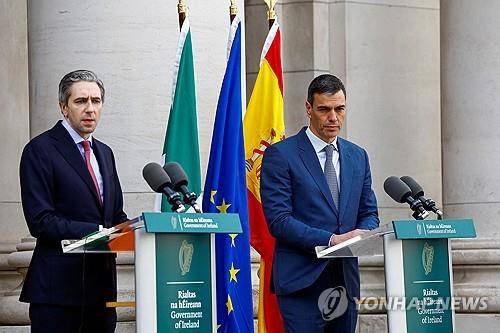 (더블린 로이터=연합뉴스) 사이먼 해리스 아일랜드 신임 총리와 페드로 산체스 스페인 총리가 12일(현지시간) 아일랜드 더블린에서 회담 후 공동 기자회견을 하고 있다.