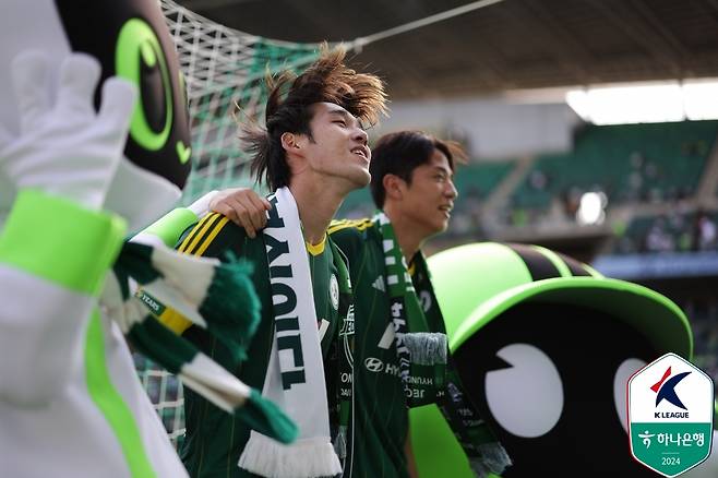 시즌 머수걸이 승리를 축하하는 전북 선수들 [한국프로축구연맹 제공. 재판매 및 DB 금지]